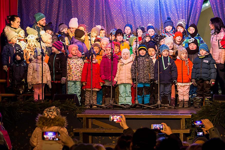 Rozdávání betlémského světla, společné zpívání u vánočního stromu, 3. adventní neděle 16.12.2018