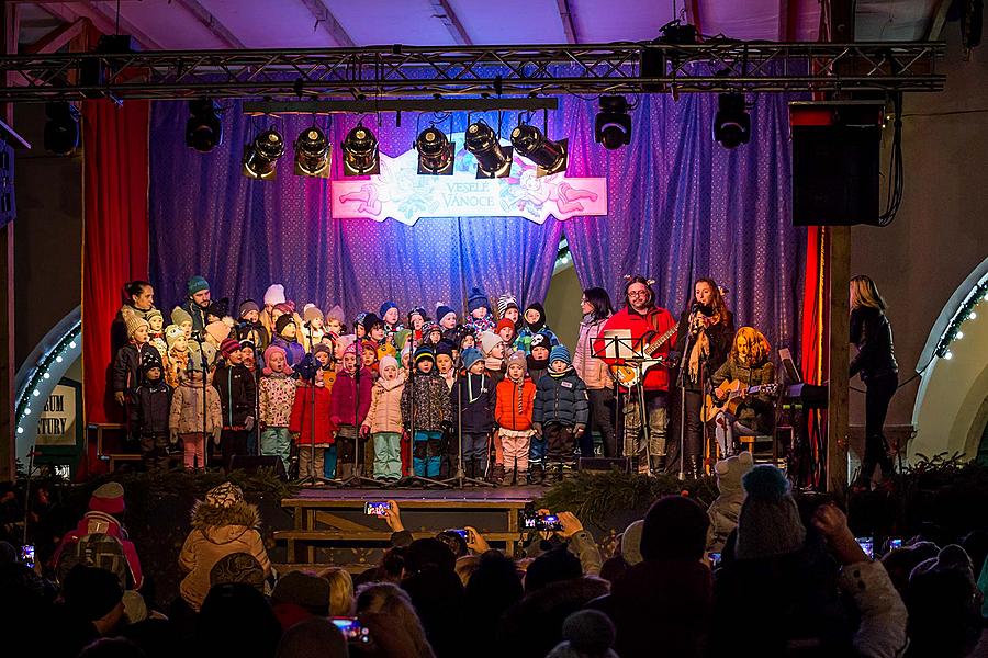 Rozdávání betlémského světla, společné zpívání u vánočního stromu, 3. adventní neděle 16.12.2018