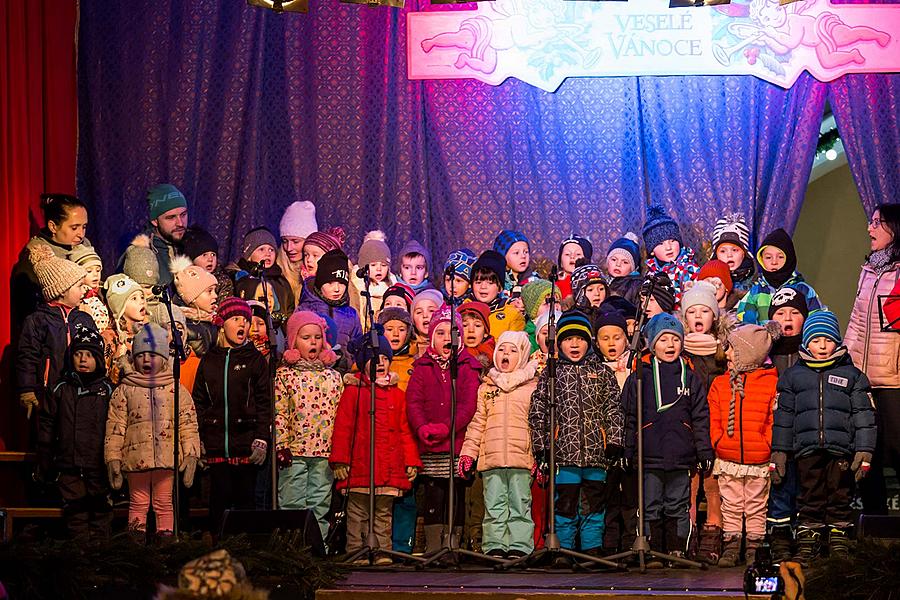 Rozdávání betlémského světla, společné zpívání u vánočního stromu, 3. adventní neděle 16.12.2018