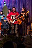 Passing on the Light of Bethlehem, Joint Singing by the Christmas Tree, 3rd Advent Sunday 16.12.2018, photo by: Lubor Mrázek