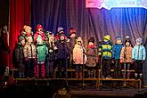 Passing on the Light of Bethlehem, Joint Singing by the Christmas Tree, 3rd Advent Sunday 16.12.2018, photo by: Lubor Mrázek