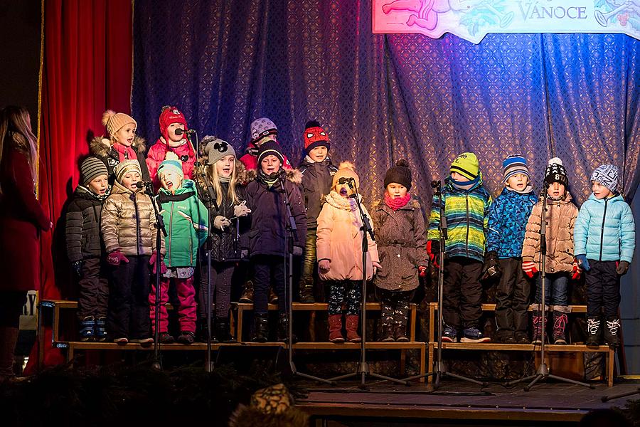 Passing on the Light of Bethlehem, Joint Singing by the Christmas Tree, 3rd Advent Sunday 16.12.2018