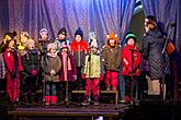 Passing on the Light of Bethlehem, Joint Singing by the Christmas Tree, 3rd Advent Sunday 16.12.2018, photo by: Lubor Mrázek