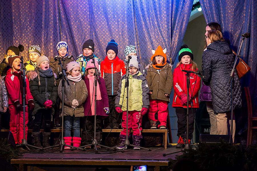 Verteilung des Lichts aus Bethlehem, Gemeinsames Singen am Weihnachtsbaum, 3. Adventssonntag 16.12.2018