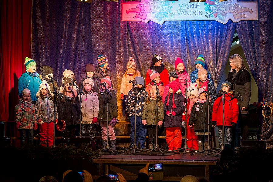 Verteilung des Lichts aus Bethlehem, Gemeinsames Singen am Weihnachtsbaum, 3. Adventssonntag 16.12.2018