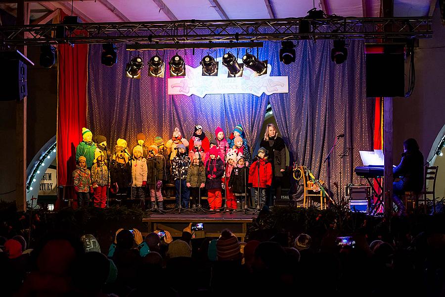 Verteilung des Lichts aus Bethlehem, Gemeinsames Singen am Weihnachtsbaum, 3. Adventssonntag 16.12.2018