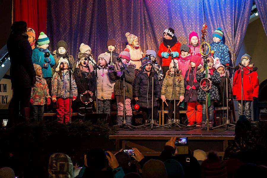 Rozdávání betlémského světla, společné zpívání u vánočního stromu, 3. adventní neděle 16.12.2018