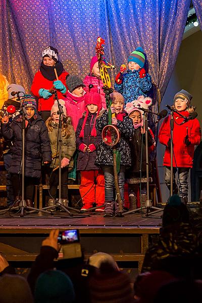 Rozdávání betlémského světla, společné zpívání u vánočního stromu, 3. adventní neděle 16.12.2018