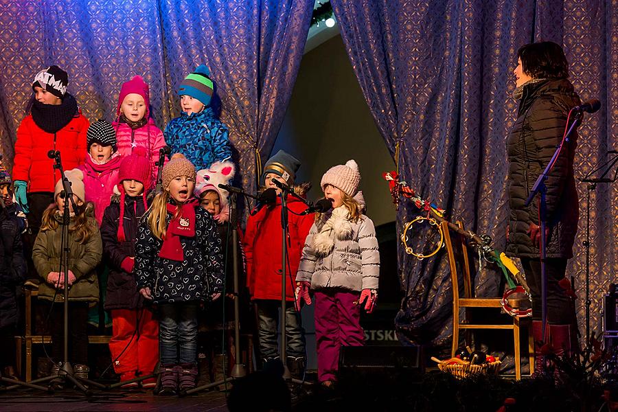 Verteilung des Lichts aus Bethlehem, Gemeinsames Singen am Weihnachtsbaum, 3. Adventssonntag 16.12.2018