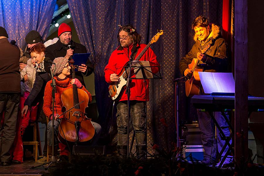 Verteilung des Lichts aus Bethlehem, Gemeinsames Singen am Weihnachtsbaum, 3. Adventssonntag 16.12.2018