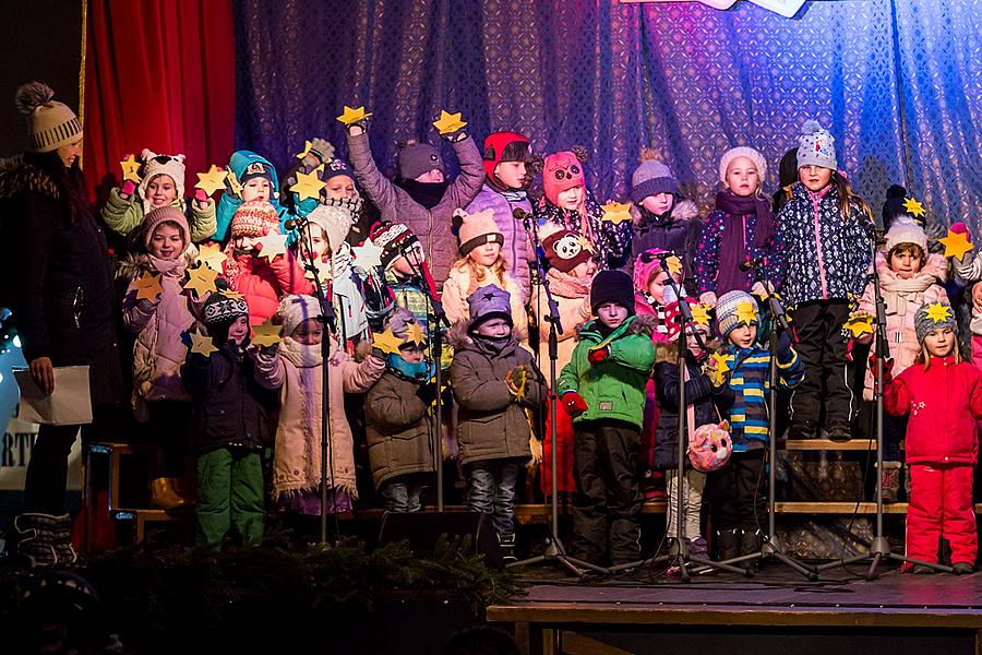 Rozdávání betlémského světla, společné zpívání u vánočního stromu, 3. adventní neděle 16.12.2018