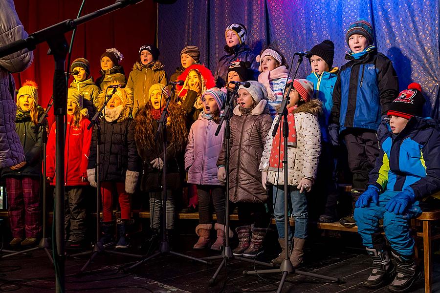 Passing on the Light of Bethlehem, Joint Singing by the Christmas Tree, 3rd Advent Sunday 16.12.2018