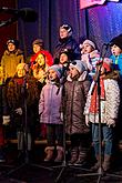 Passing on the Light of Bethlehem, Joint Singing by the Christmas Tree, 3rd Advent Sunday 16.12.2018, photo by: Lubor Mrázek