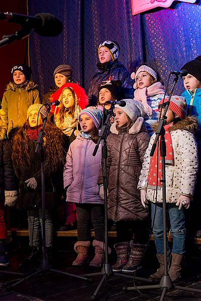 Rozdávání betlémského světla, společné zpívání u vánočního stromu, 3. adventní neděle 16.12.2018