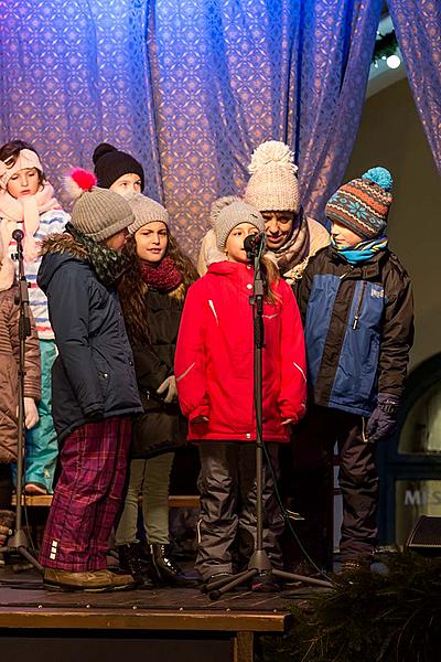 Verteilung des Lichts aus Bethlehem, Gemeinsames Singen am Weihnachtsbaum, 3. Adventssonntag 16.12.2018