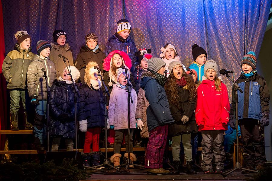 Passing on the Light of Bethlehem, Joint Singing by the Christmas Tree, 3rd Advent Sunday 16.12.2018