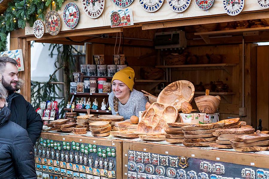 Mini-Weihnachtsmarkt im altböhmischen Stil auf dem Hauptplatz, Český Krumlov, Dezember 2018