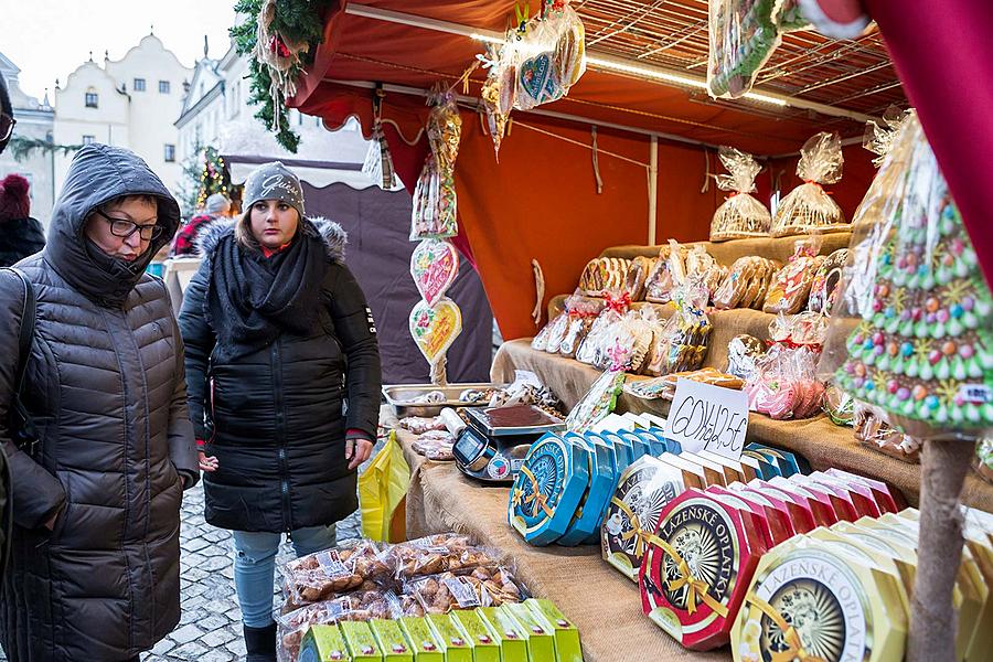 Mini-Weihnachtsmarkt im altböhmischen Stil auf dem Hauptplatz, Český Krumlov, Dezember 2018