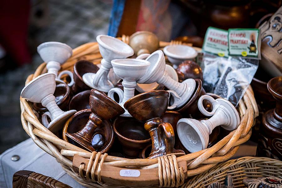 Mini-Weihnachtsmarkt im altböhmischen Stil auf dem Hauptplatz, Český Krumlov, Dezember 2018