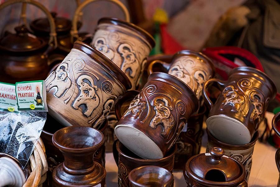 Mini-Weihnachtsmarkt im altböhmischen Stil auf dem Hauptplatz, Český Krumlov, Dezember 2018