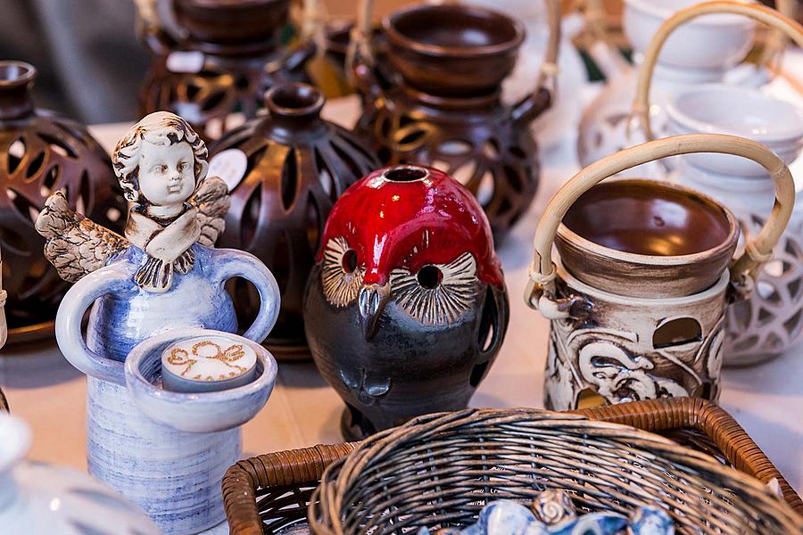 Mini-Weihnachtsmarkt im altböhmischen Stil auf dem Hauptplatz, Český Krumlov, Dezember 2018