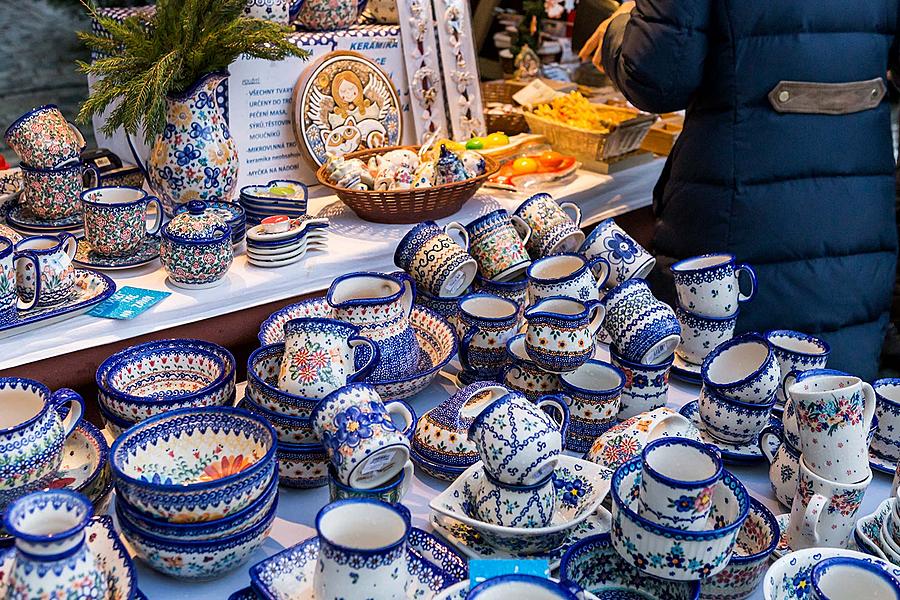 Mini-Weihnachtsmarkt im altböhmischen Stil auf dem Hauptplatz, Český Krumlov, Dezember 2018