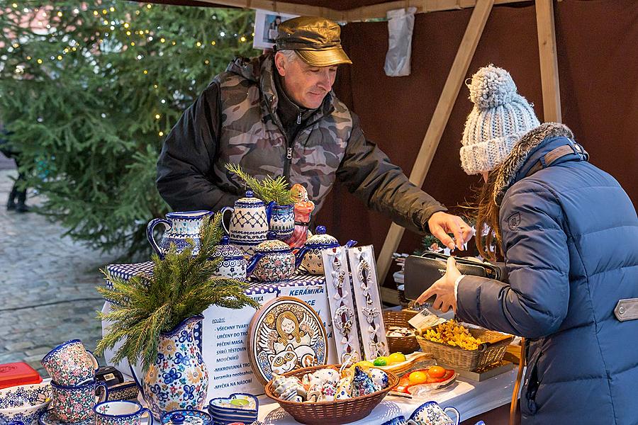 Mini-Weihnachtsmarkt im altböhmischen Stil auf dem Hauptplatz, Český Krumlov, Dezember 2018