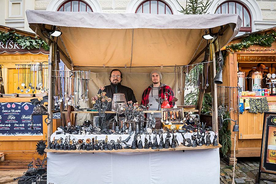 Mini-Weihnachtsmarkt im altböhmischen Stil auf dem Hauptplatz, Český Krumlov, Dezember 2018