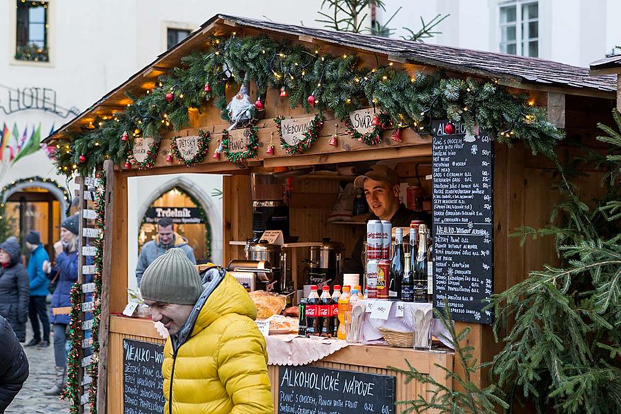 Mini-Weihnachtsmarkt im altböhmischen Stil auf dem Hauptplatz, Český Krumlov, Dezember 2018