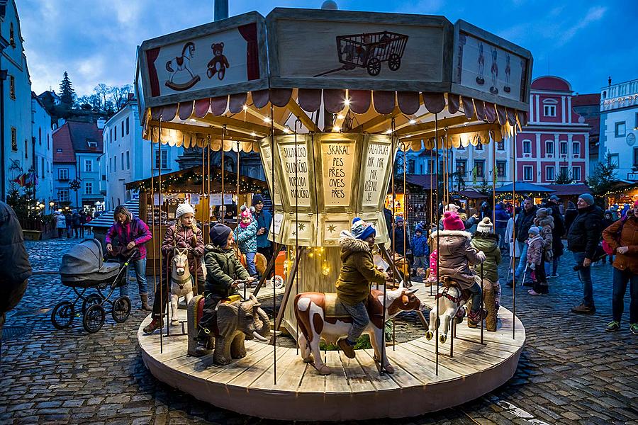 Mini-Weihnachtsmarkt im altböhmischen Stil auf dem Hauptplatz, Český Krumlov, Dezember 2018