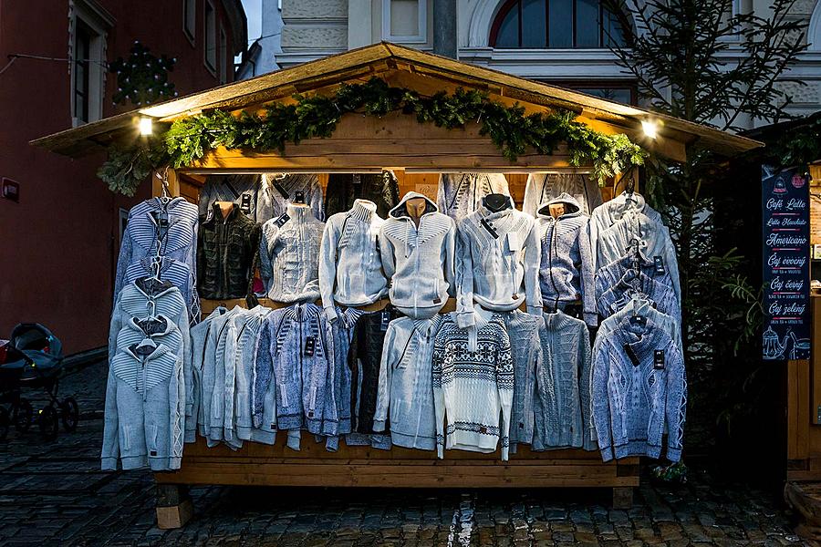 Mini-Weihnachtsmarkt im altböhmischen Stil auf dem Hauptplatz, Český Krumlov, Dezember 2018