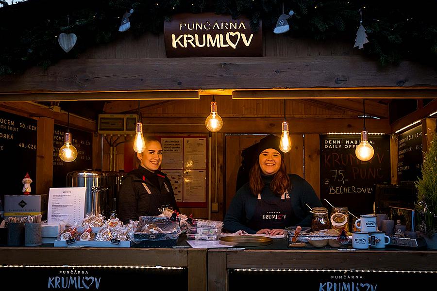 Mini-Weihnachtsmarkt im altböhmischen Stil auf dem Hauptplatz, Český Krumlov, Dezember 2018
