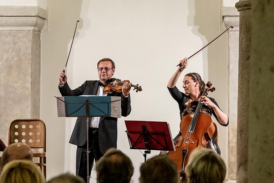 Miroslav Vilímec (housle), Jiří Hošek (violoncello), Dominika Weiss Hošková (violoncello) - nokturno, 3.7.2019, Festival komorní hudby Český Krumlov - 33. ročník