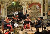 Radek Baborák (lesní roh), Miriam Rodriguez Brüllová (kytara), Baborák Ensemble, 8.8.2019, Mezinárodní hudební festival Český Krumlov, foto: Libor Sváček