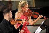 Radek Baborák (lesní roh), Miriam Rodriguez Brüllová (kytara), Baborák Ensemble, 8.8.2019, Mezinárodní hudební festival Český Krumlov, foto: Libor Sváček