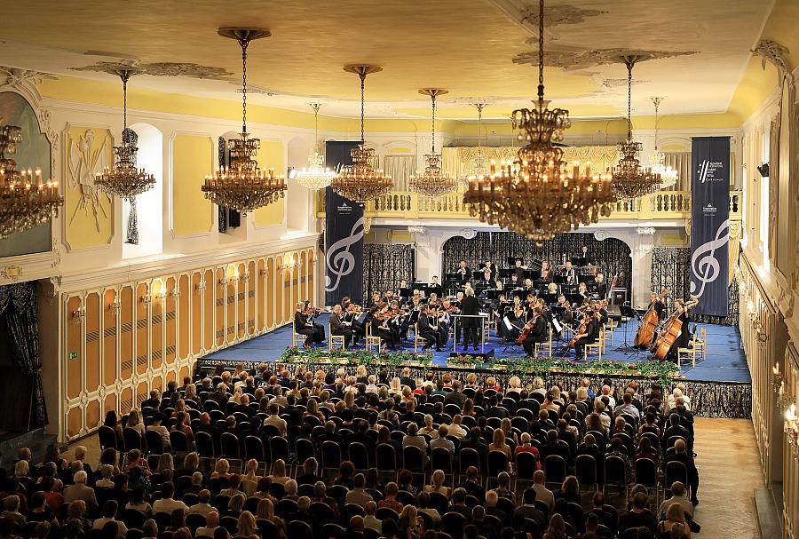 Sanghee Cheong (violin), Stefan Kropfitsch (violoncello), Thüringen Philharmonie, 9.8.2019, Internationales Musikfestival Český Krumlov