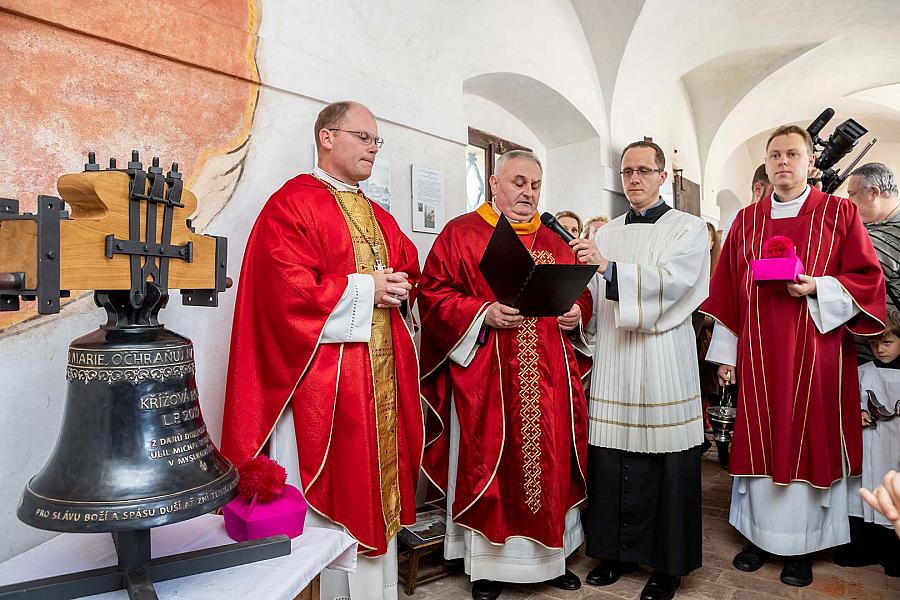 Slavnostní zpívaná mše u příležitosti svátku Povýšení sv. Kříže a svěcení zvonu v kapli na Křížové hoře 14.9.2019