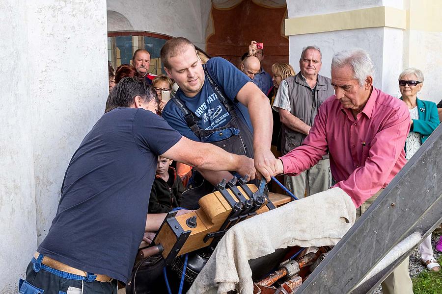 Slavnostní zpívaná mše u příležitosti svátku Povýšení sv. Kříže a svěcení zvonu v kapli na Křížové hoře 14.9.2019