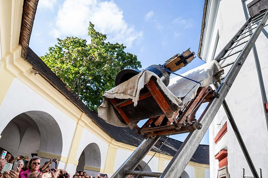 Slavnostní zpívaná mše u příležitosti svátku Povýšení sv. Kříže a svěcení zvonu v kapli na Křížové hoře 14.9.2019