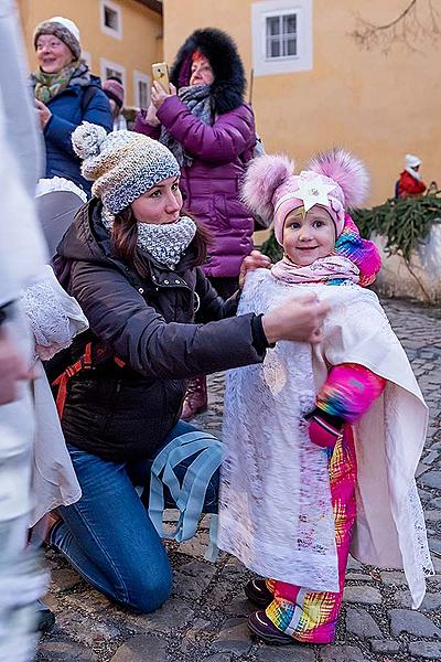 Engelumzug durch die Stadt und Nikolausbescherung in Český Krumlov 5.12.2019