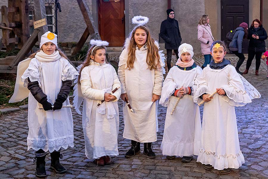 Engelumzug durch die Stadt und Nikolausbescherung in Český Krumlov 5.12.2019