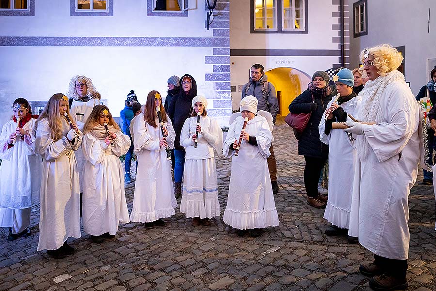 Engelumzug durch die Stadt und Nikolausbescherung in Český Krumlov 5.12.2019