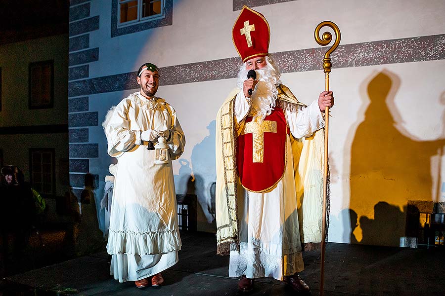 Andělský průvod městem a mikulášská nadílka v Českém Krumlově 5.12.2019