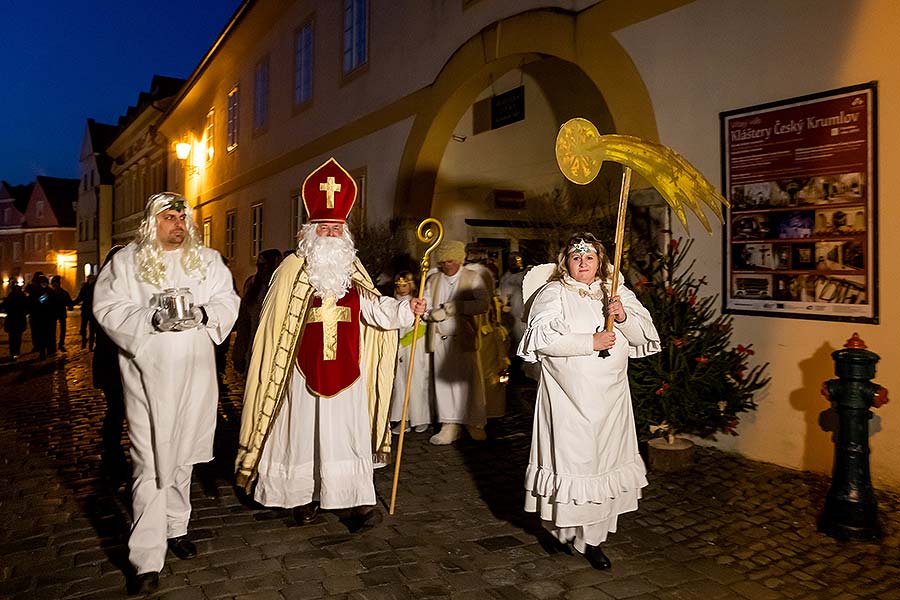 Engelumzug durch die Stadt und Nikolausbescherung in Český Krumlov 5.12.2019