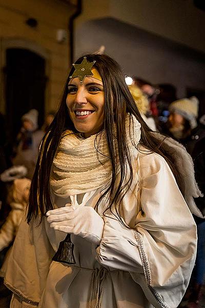 Engelumzug durch die Stadt und Nikolausbescherung in Český Krumlov 5.12.2019