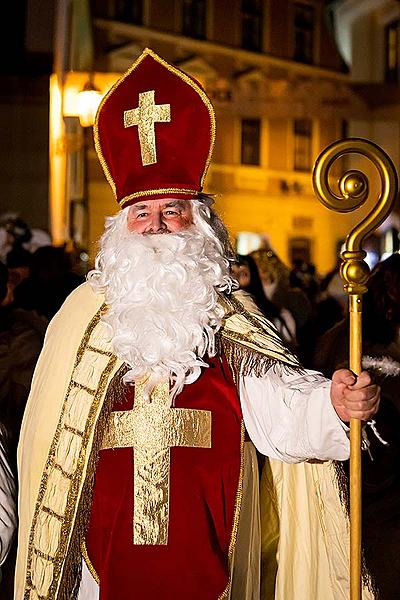 Engelumzug durch die Stadt und Nikolausbescherung in Český Krumlov 5.12.2019