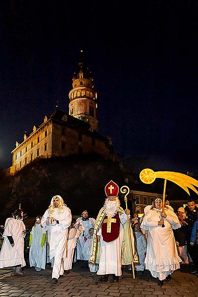 Engelumzug durch die Stadt und Nikolausbescherung in Český Krumlov 5.12.2019