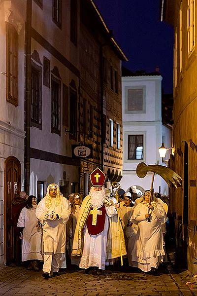 Engelumzug durch die Stadt und Nikolausbescherung in Český Krumlov 5.12.2019