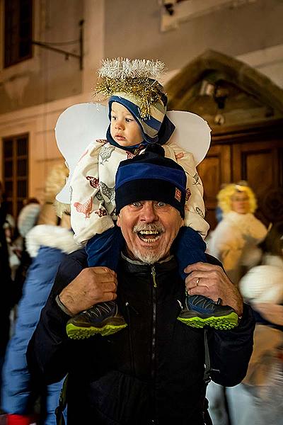 Engelumzug durch die Stadt und Nikolausbescherung in Český Krumlov 5.12.2019