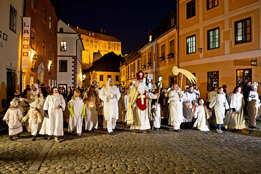 Engelumzug durch die Stadt und Nikolausbescherung in Český Krumlov 5.12.2019